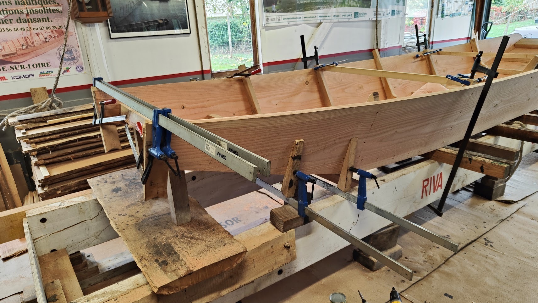 Visite d'un atelier de fabrication de barques et bateaux en bois