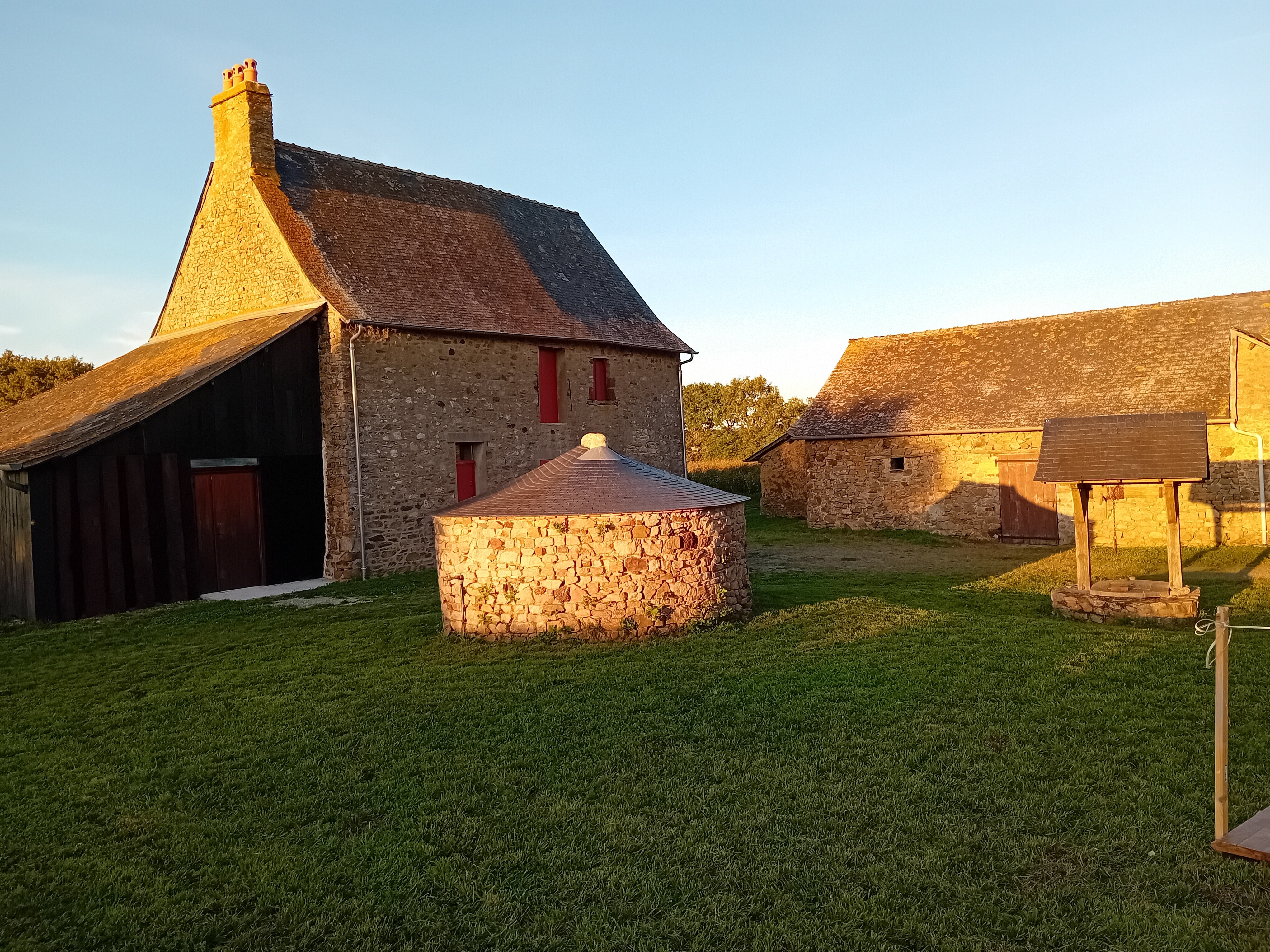 Visite guidée d'une petite ferme 1900 autour de son four à pain