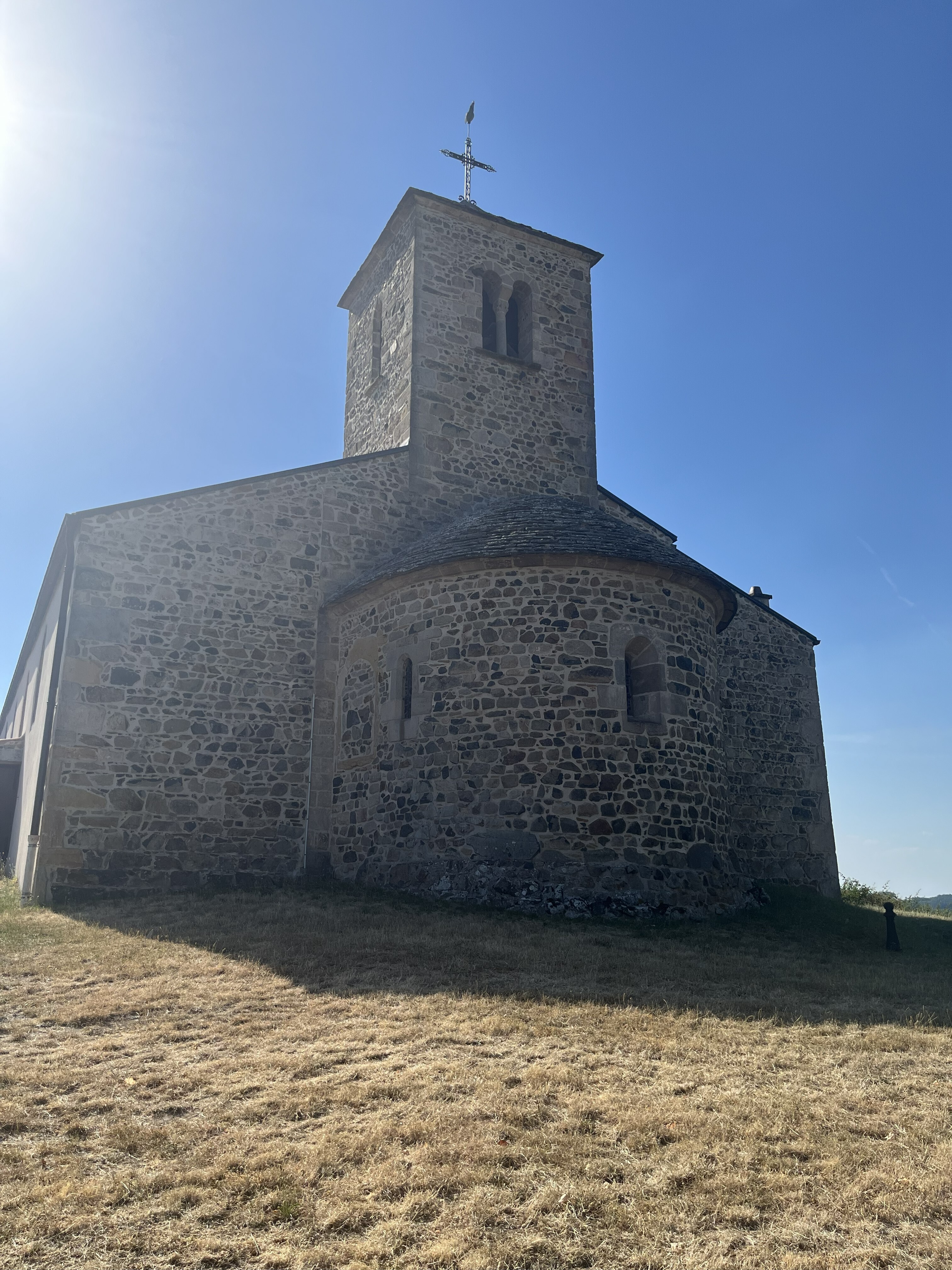 visite guidée d'une église clunisienne du Xeme siècle