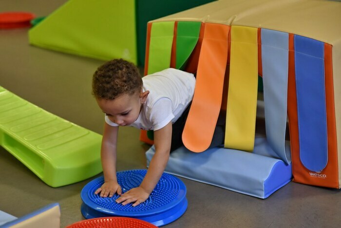 Des séances ludiques pour la découverte du corps et de l'espace des jeunes enfants.