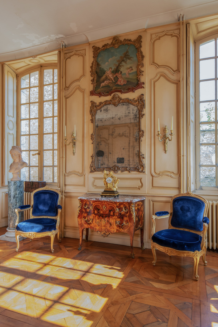 Exposition de mobilier et d'objets d'art