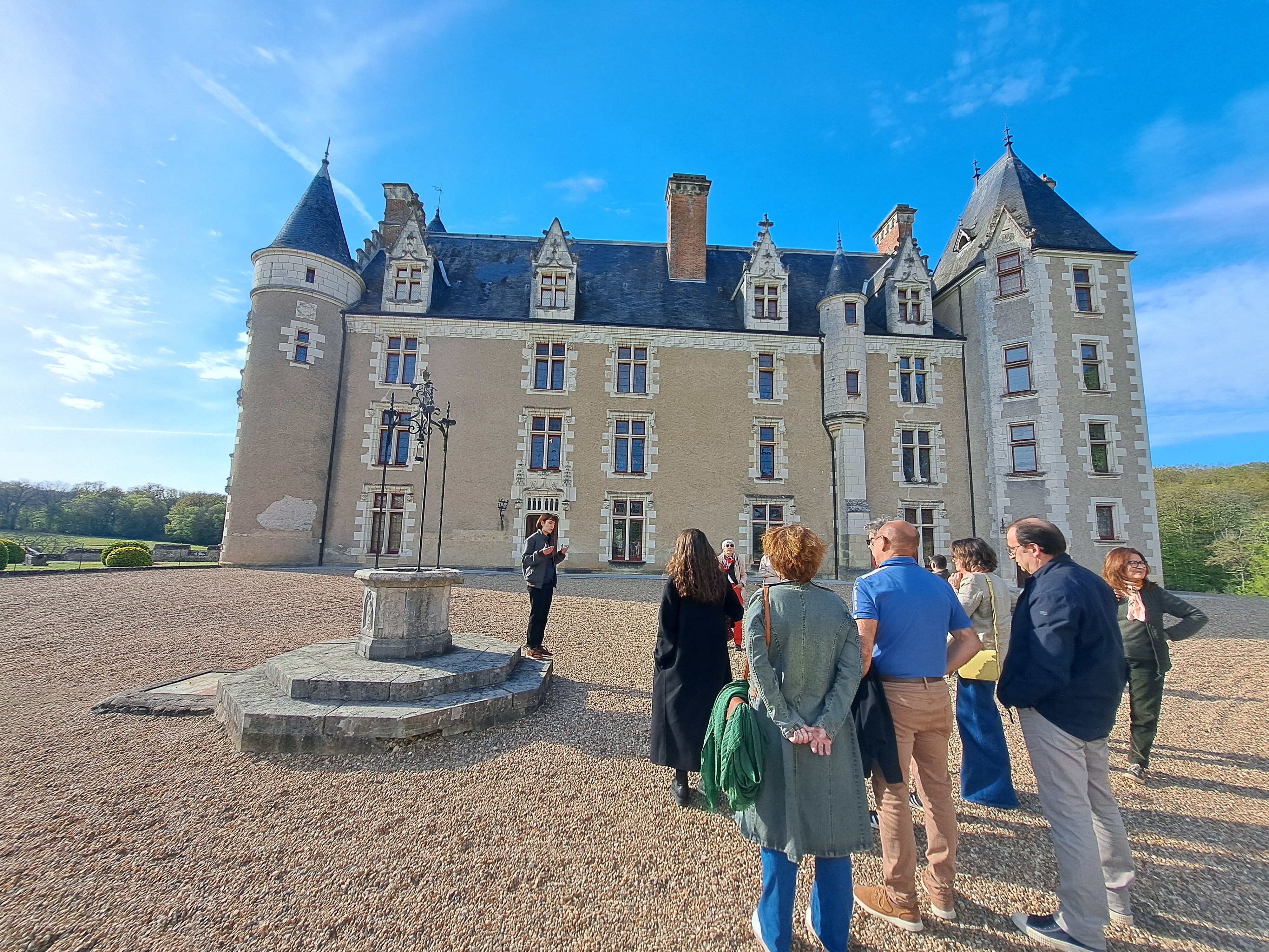 Visite guidée à l'extérieur du Château de Montpoupon