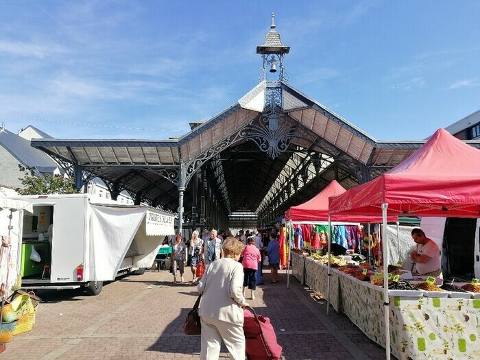 Les marchés font partie intégrante du mode de vie français, au plus près de la nature et des gens qui la côtoient. Faire son marché, c’est prendre le temps de faire ses courses différemment et se l...