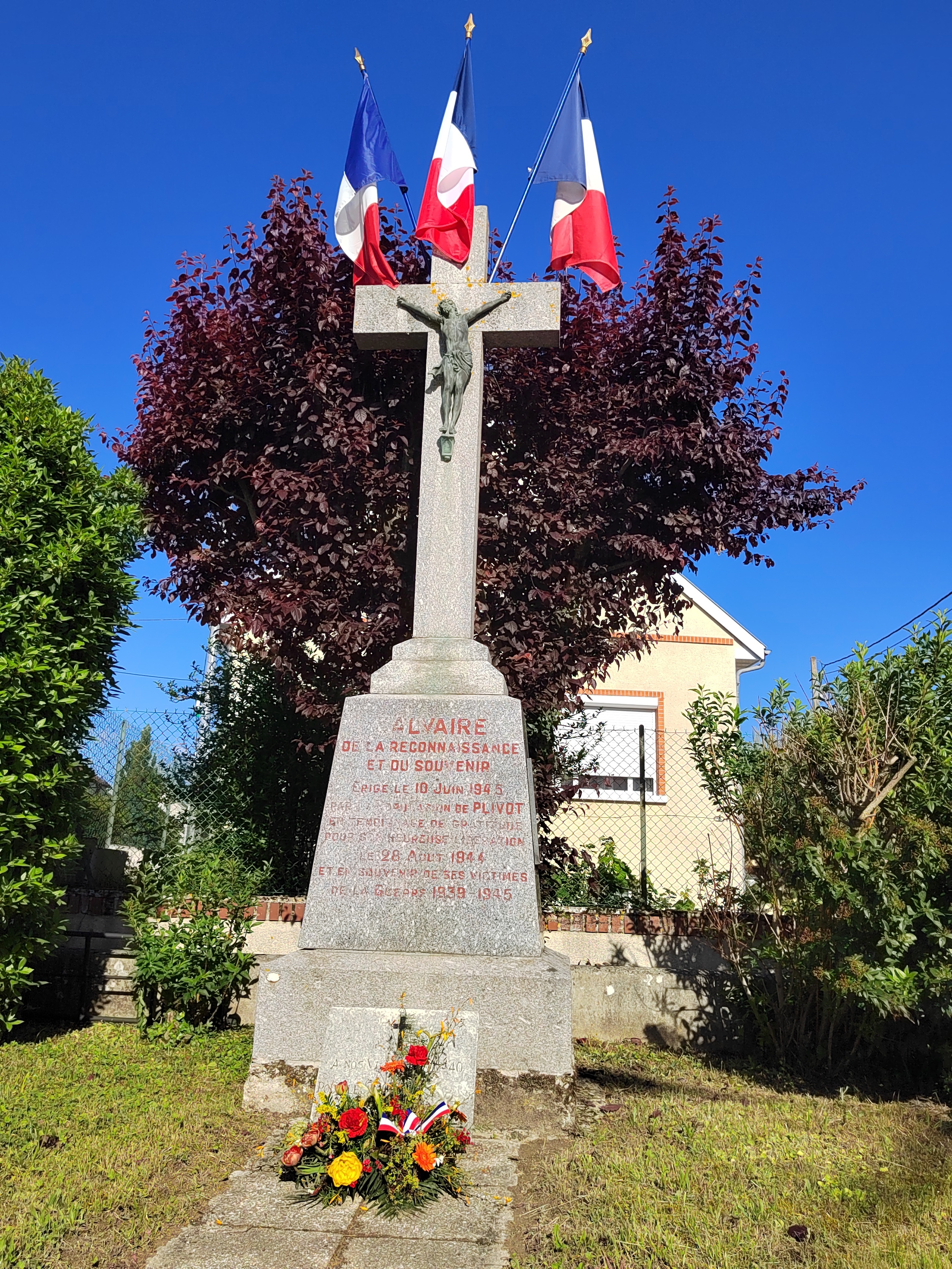 Hommage en fanfare aux monuments aux morts de Plivot