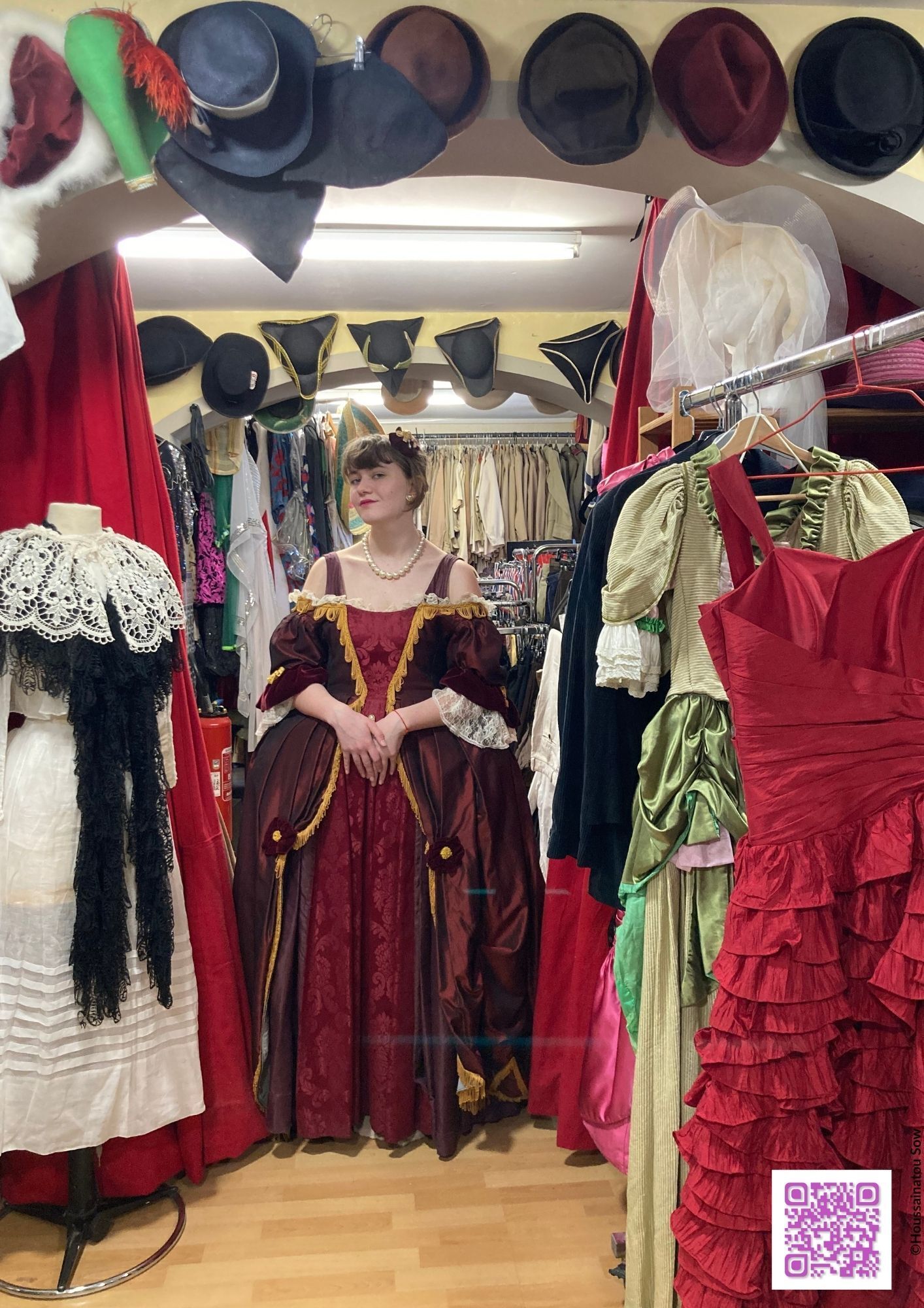 Visite commentée de la Costumotek et son stock de +15 000 costumes et accessoires