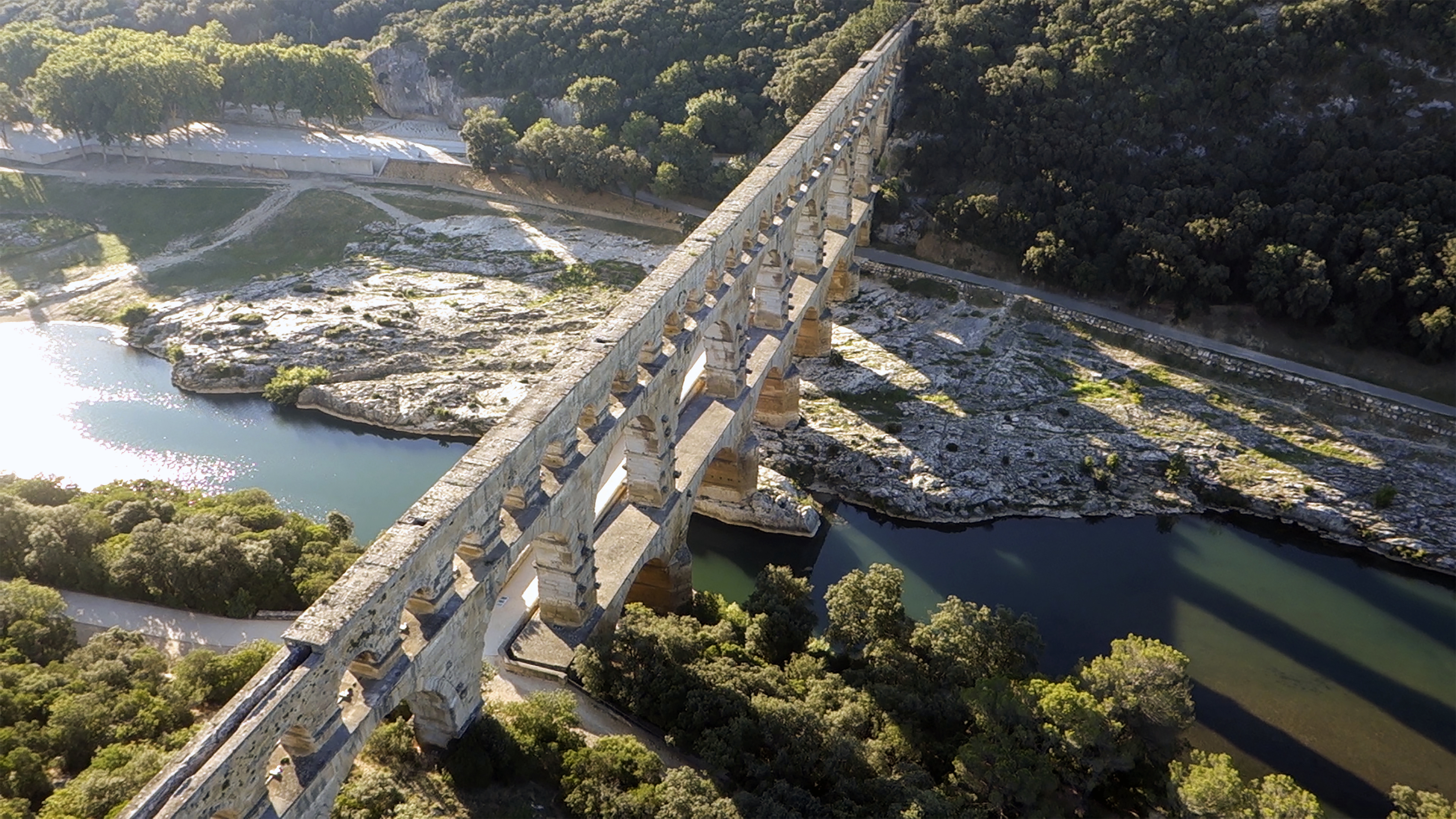 Traversée commentée de la canalisation du pont du Gard