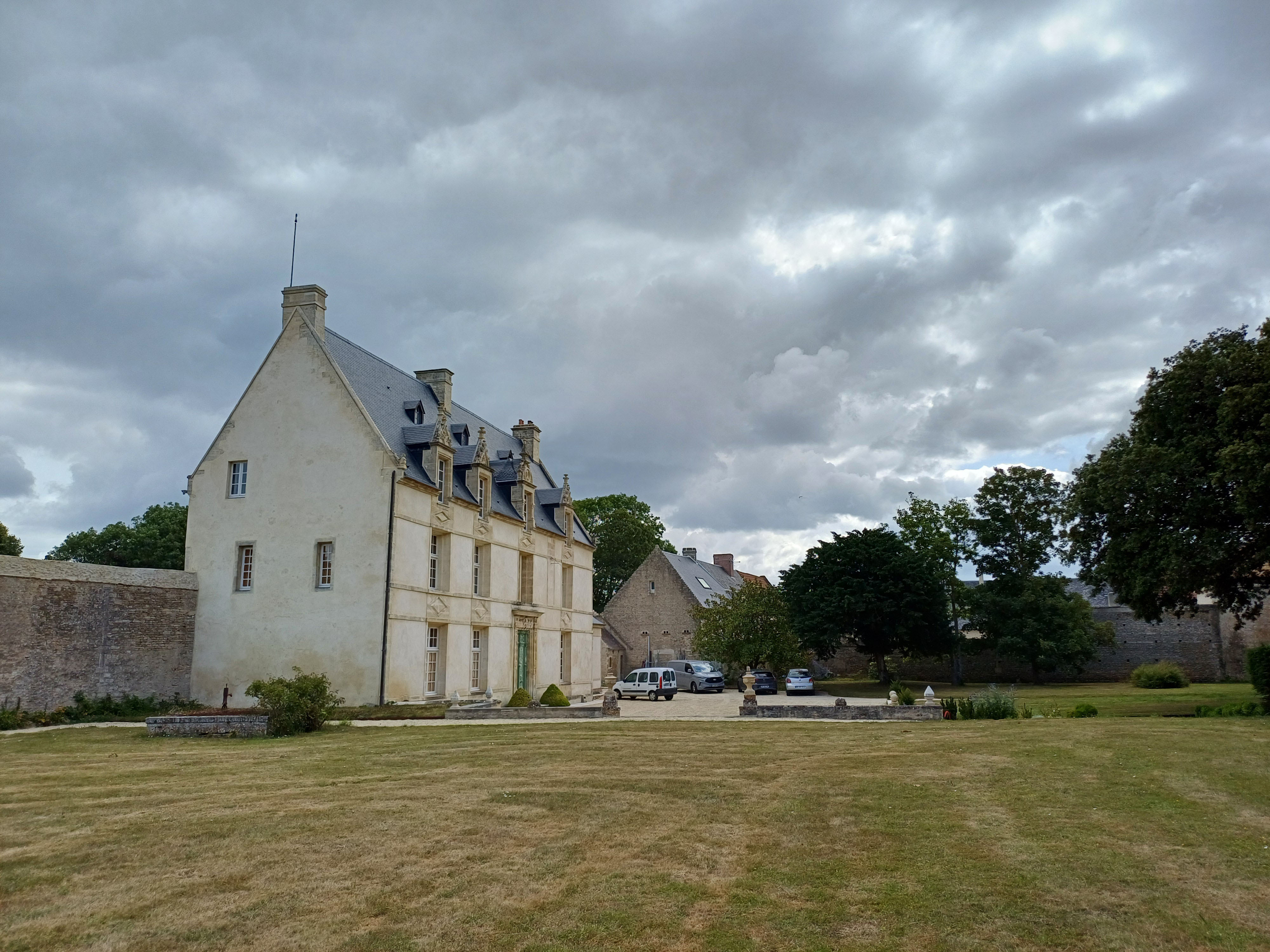 Levez les yeux ! Entre manoir et marais, le patrimoine historique et le patrimoine naturel se répondent