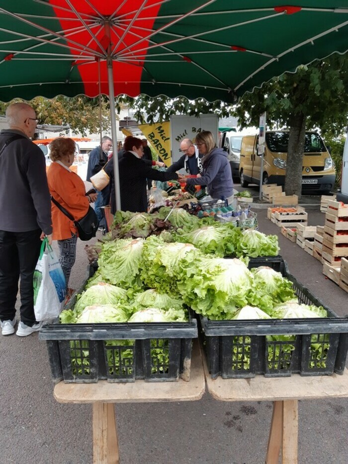 Faire son marché, c'est prendre le temps de faire ses courses différemment et vivre une atmosphère chaleureuse et animée. 
Bienvenue sur le marché de Fay !
Petit marché en plein centre-ville entour...