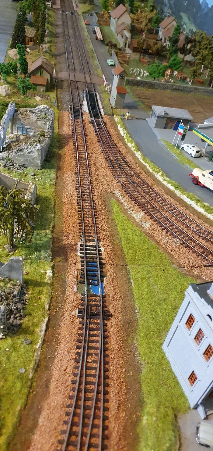 Grand réseau de trains électriques avec Rail52