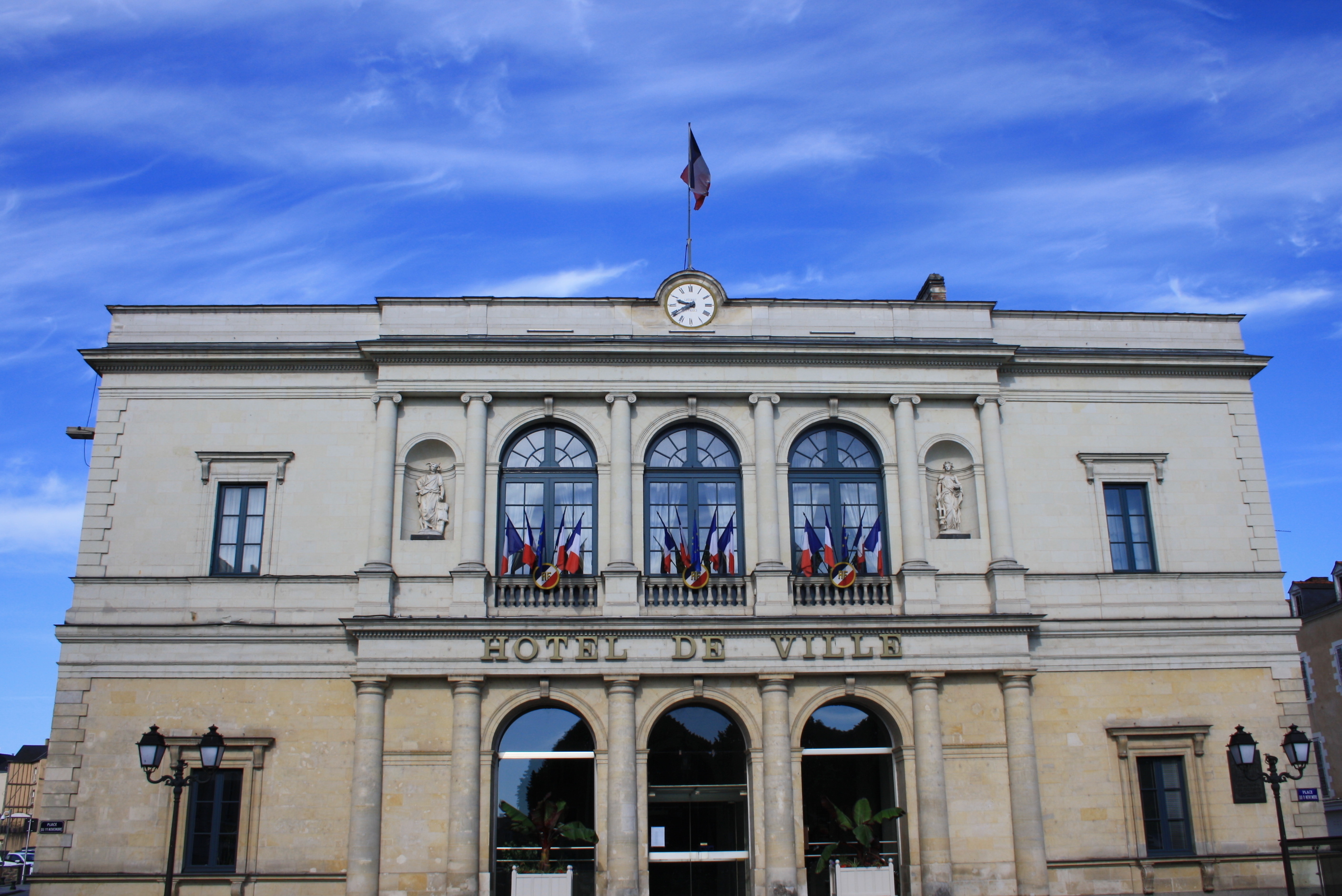 L’HÔTEL DE VILLE : UN TÉMOIN DES TRANSFORMATION DE LA PLACE