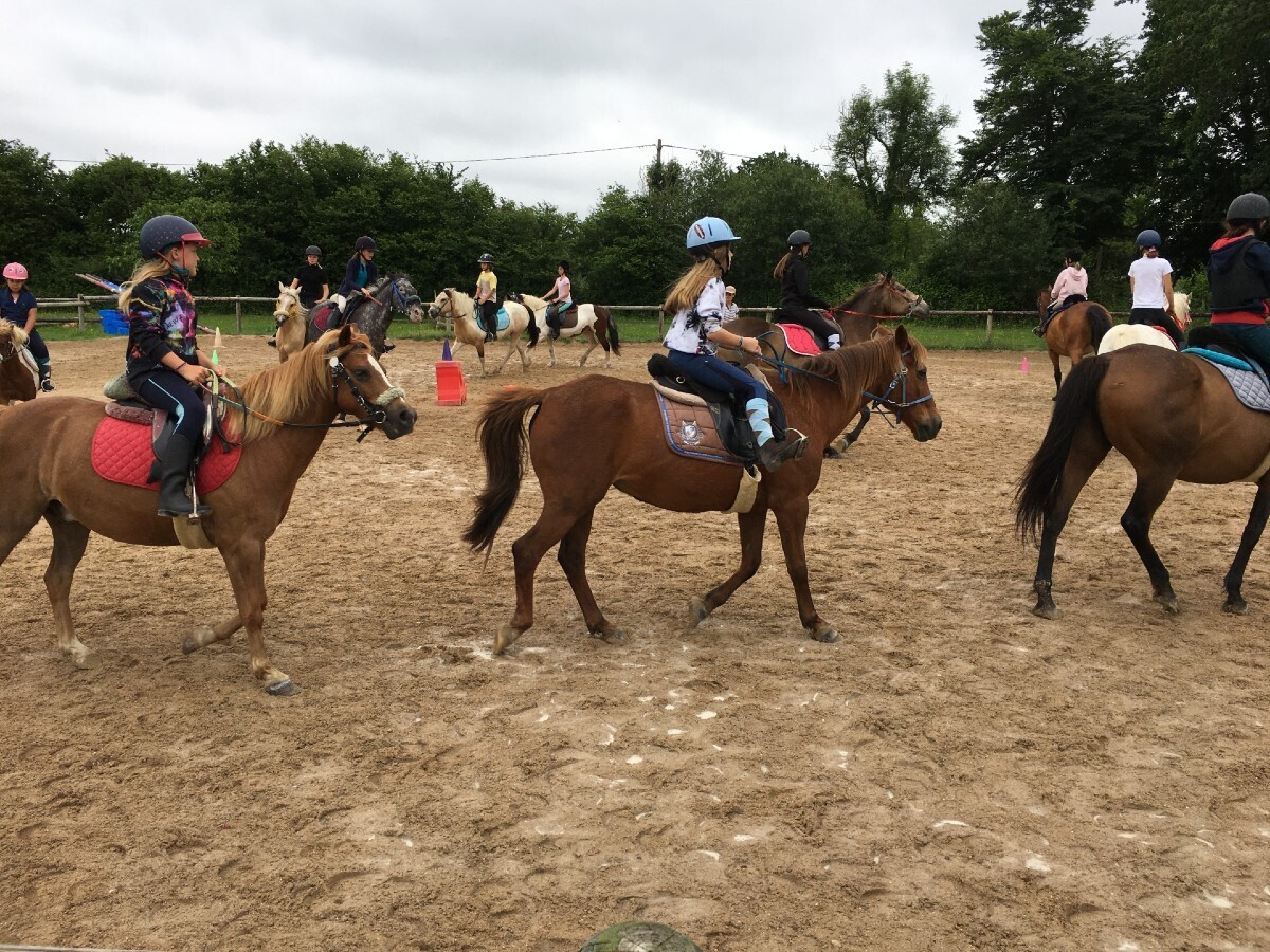 Baptême de poney en musique à la Ferme Equestre Les six Chemins