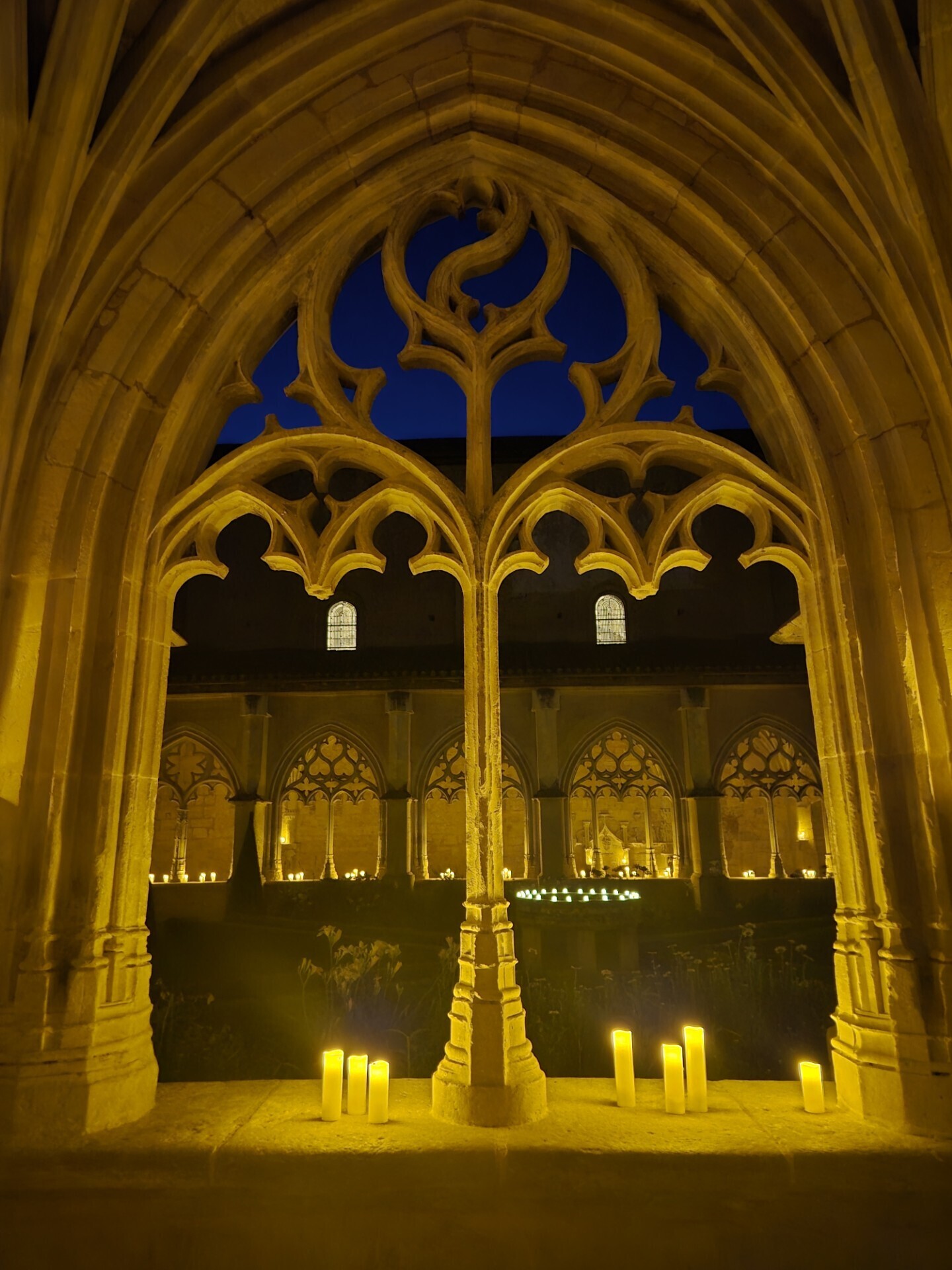 Visite nocturne à la bougie au cloître de Cadouin