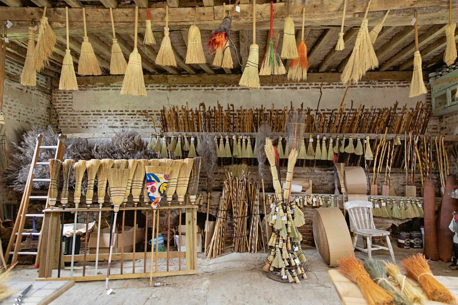 Visitez notre atelier et découvrez nos savoir-faire et notre collection de balais,  ainsi que la grande exposition sur  "L'art du Bois" !