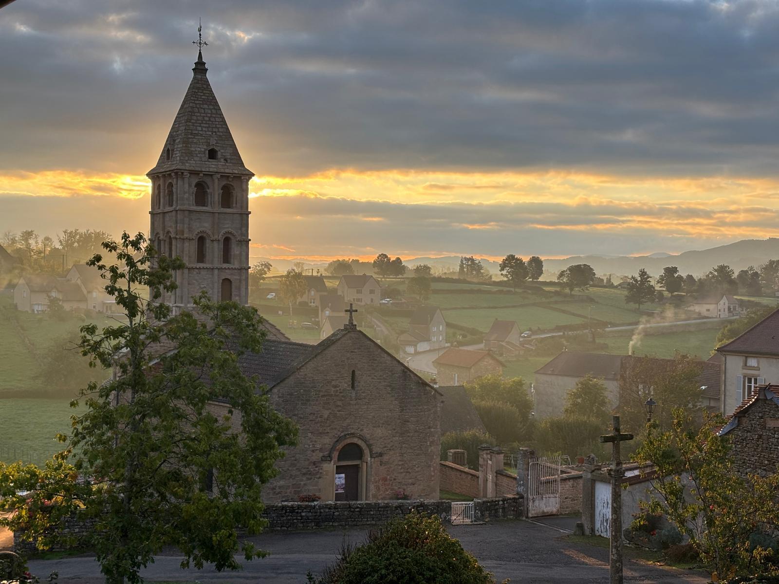 Marche de nuit en chantant et en écoutant des poésies sur le thème de la Nuit