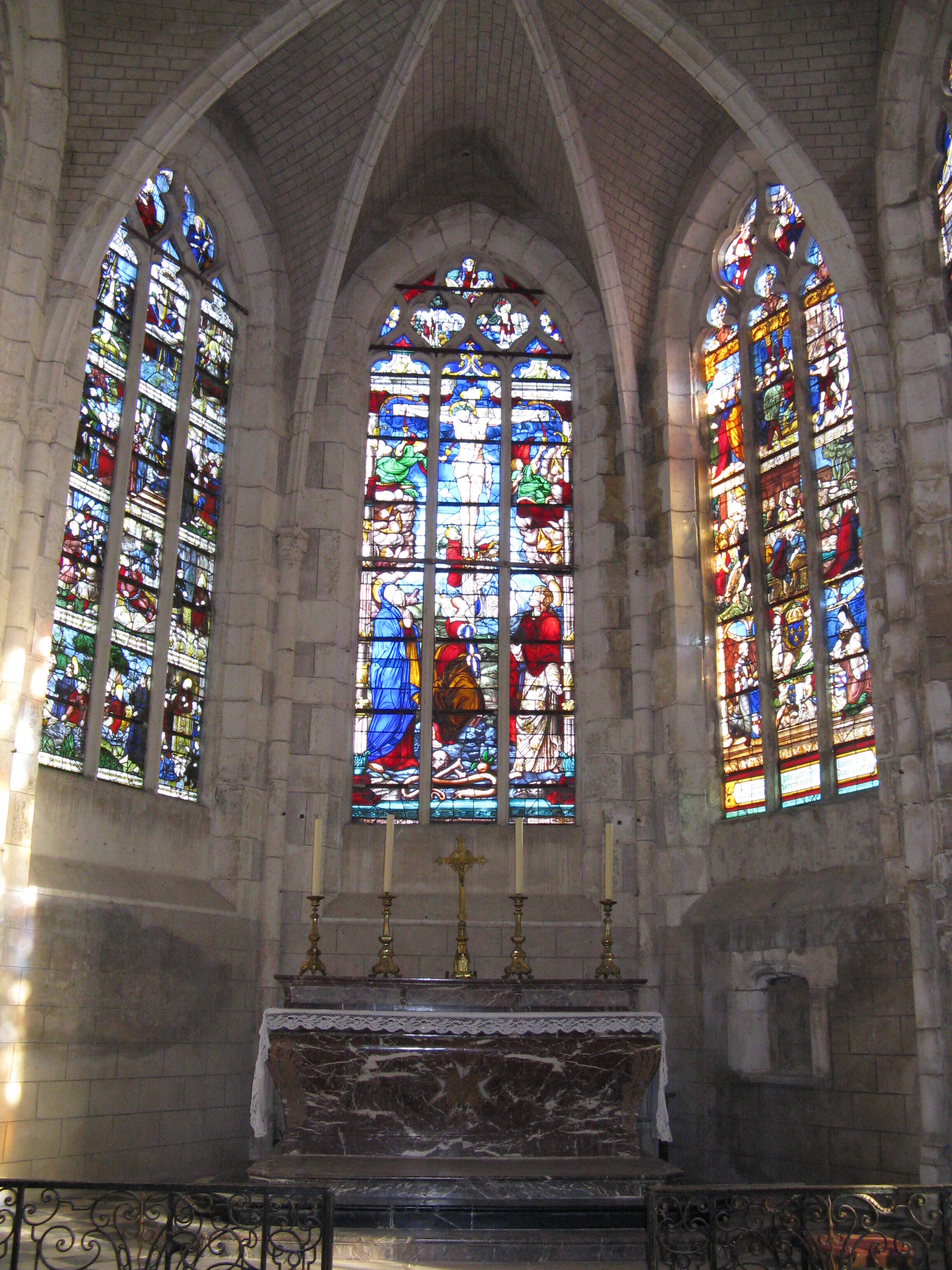 Découvrez librement une église aux vitraux remarquables