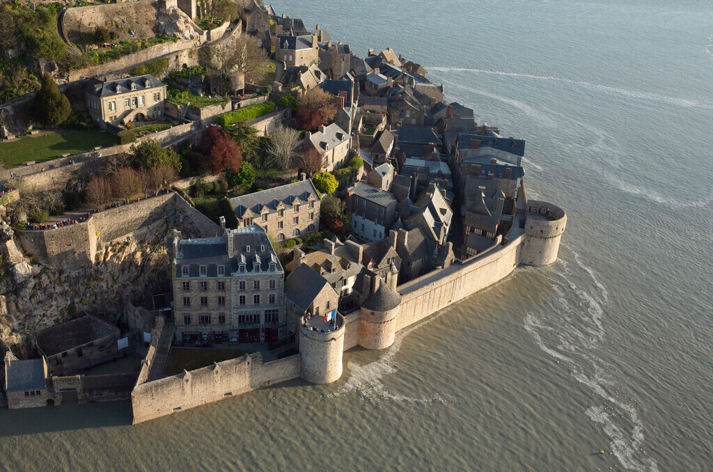 Exposition : Le Mont Saint-Michel, un village fortifié monastique, des architectures