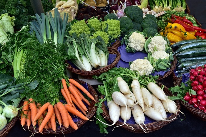 Marché tous les vendredis matins sur la place du village