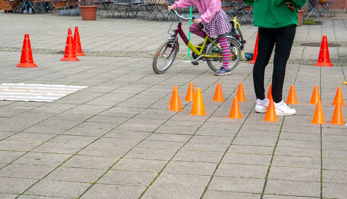 La Commune de Plan-les-Ouates et l’association PRO VELO Genève organisent deux nouveaux cours famille « A vélo en toute sécurité » en 2026.