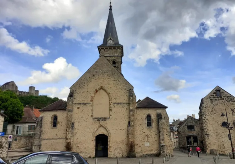 Visite de l'église avec feuillets et audioguides sur téléphone portable.
