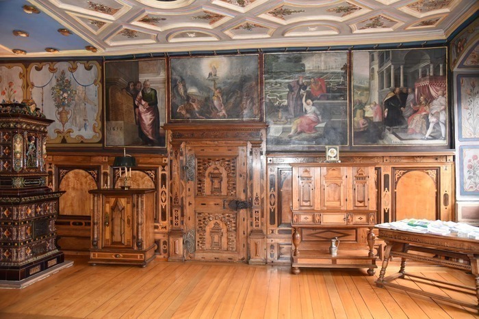 Visite guidée d’une ancienne salle de justice du XVIIᵉ siècle