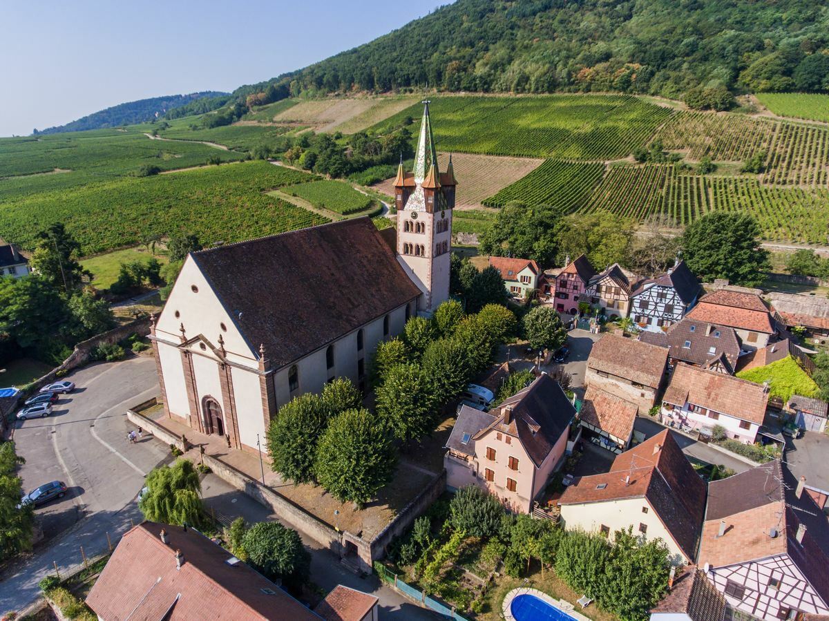 Visite d’une église au clocher roman et au riche patrimoine mobilier