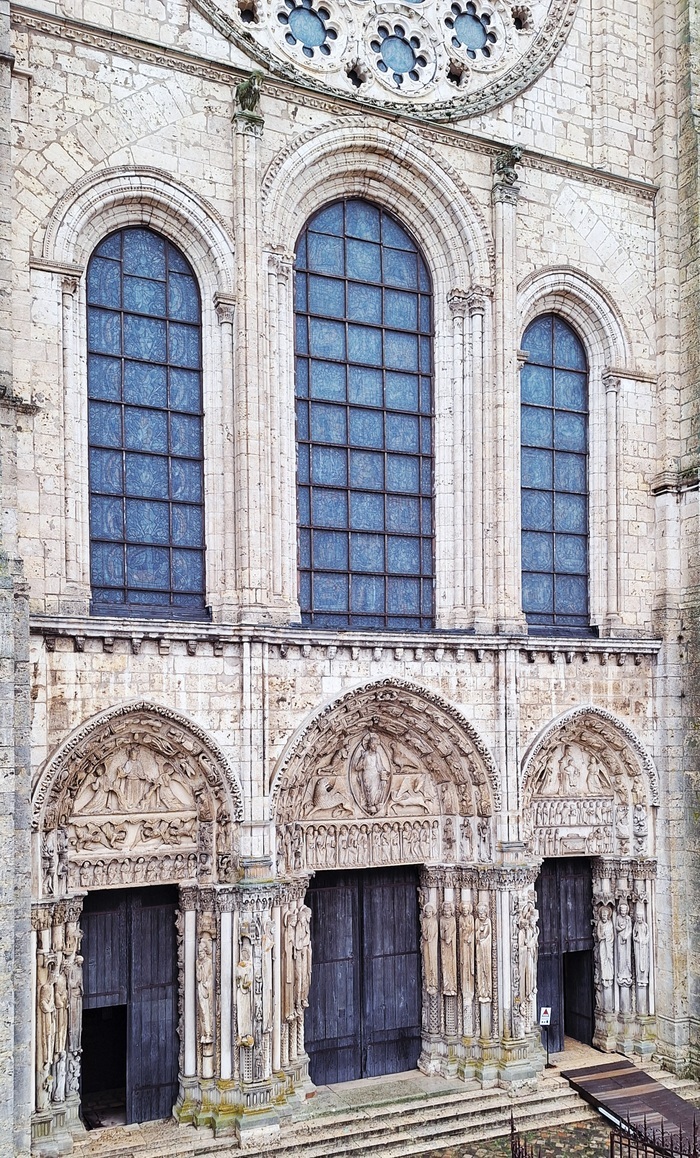Visite libre de l'étage de la maison canoniale du XIIIᵉ siècle pour admirer la vue sur le portail royal de la cathédrale