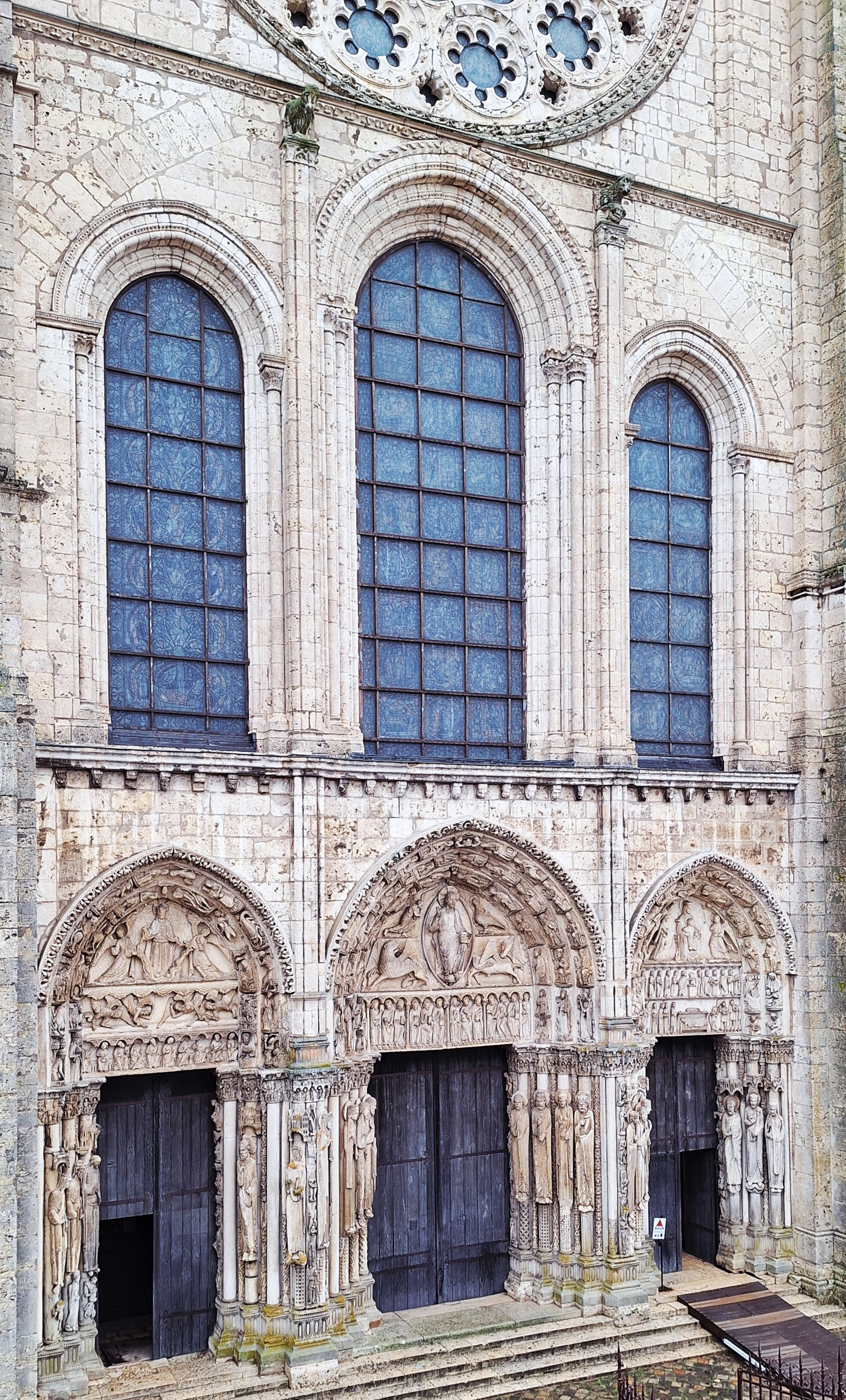 Visite libre de l'étage de la maison canoniale du XIIIᵉ siècle pour admirer la vue sur le portail royal de la cathédrale