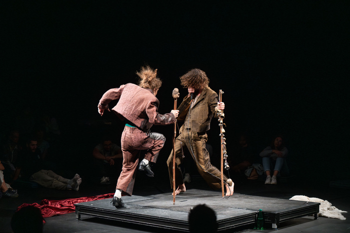 Entre concert et duel, Aymeric Hainaux, beatboxer virtuose, et François Chaignaud, danseur, chanteur, performeur et historien, s’affrontent au cœur de l’arène dans un face-à-face captivant.