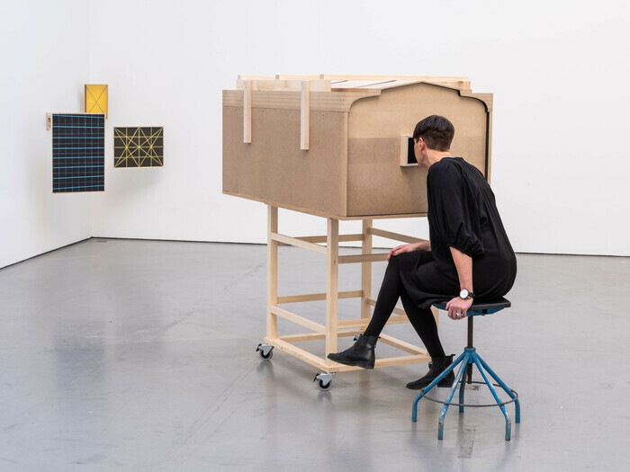 À travers peinture, recherche et dispositifs visuels, Matts Leiderstam interroge notre manière de voir et de comprendre l’histoire de l’art.