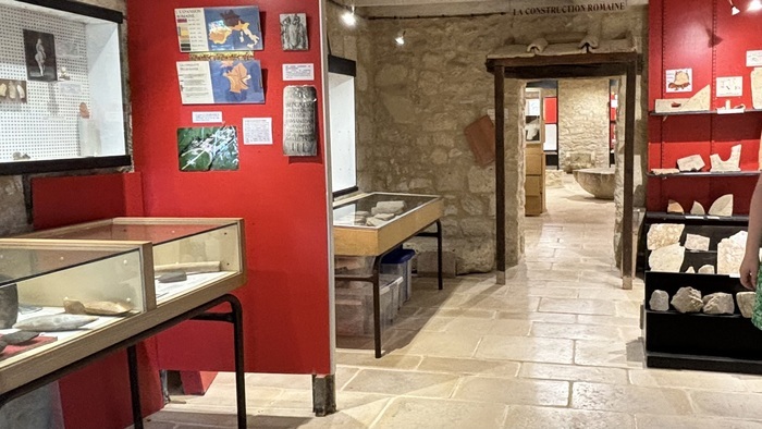 Trésors d'histoire : plongez dans les collections du conservatoire de ce village fleuri !