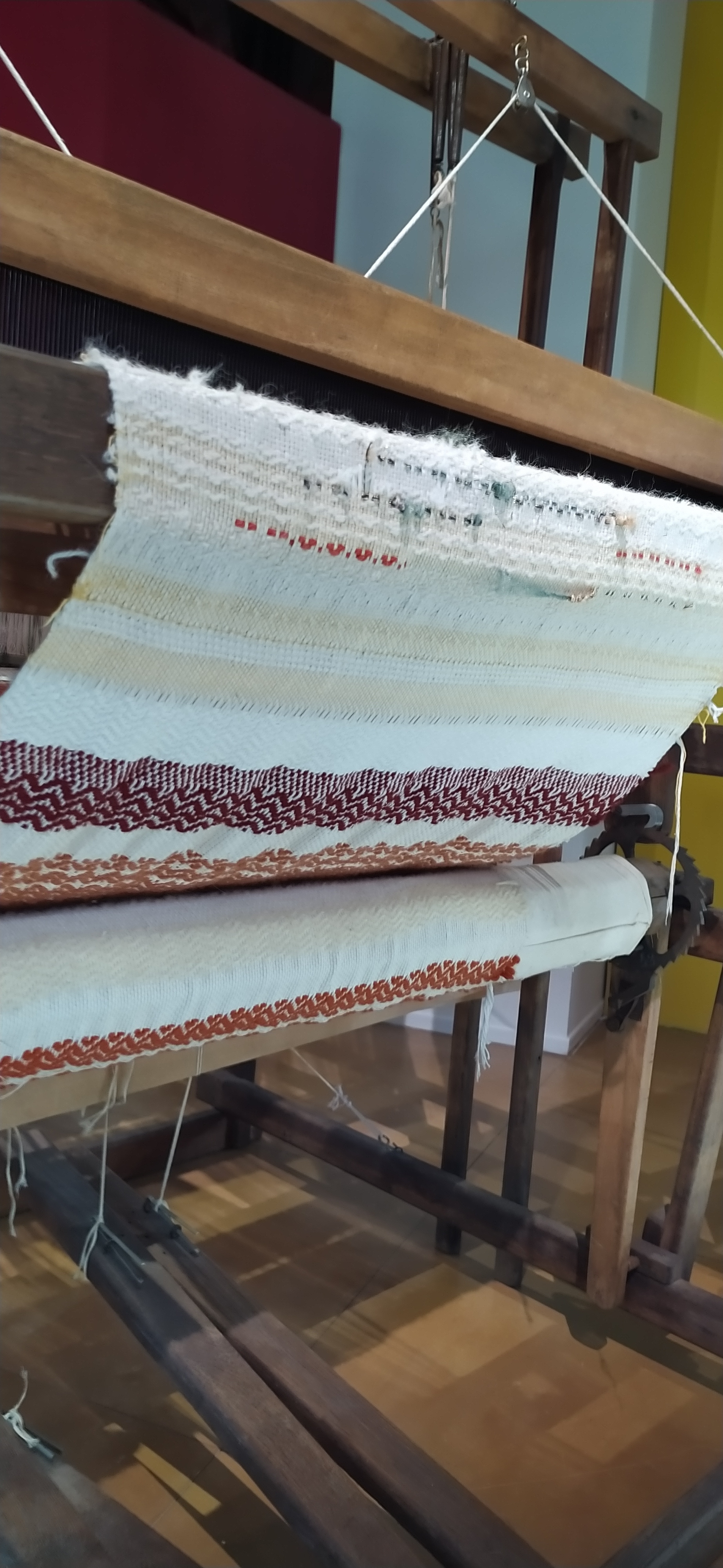 Démonstration au sein de l’atelier sur les métiers à tisser et métier jacquard