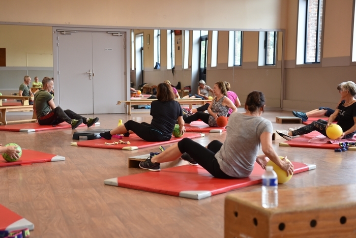 L'activité renforce les muscles en profondeur, ceux du bas du dos, la ceinture scapulaire, abdominale, ... Elle améliore les postures et travaille également la souplesse.