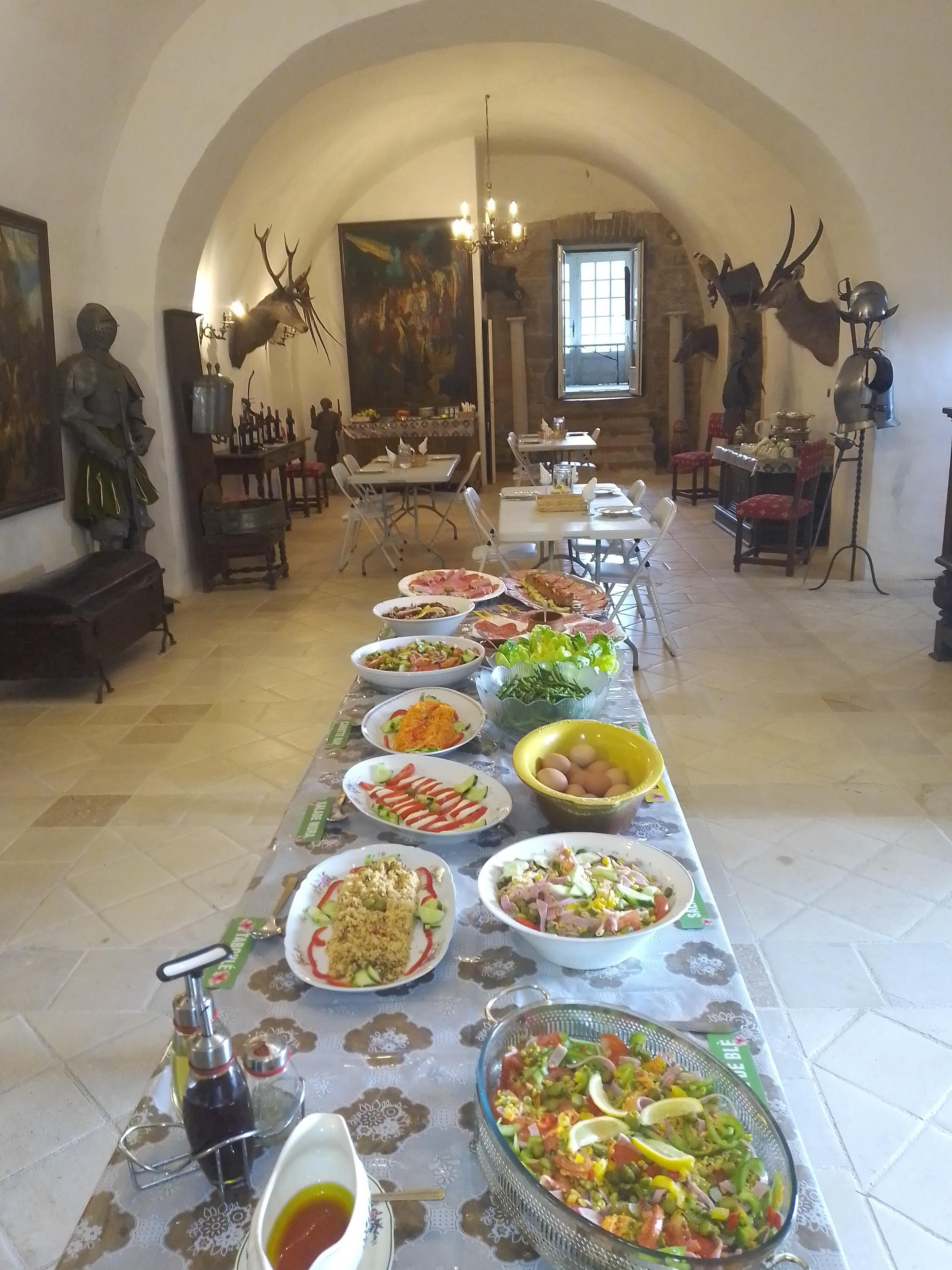 Le Buffet des Mousquetaires : une cuisine traditionnelle dans un lieu chargé d'histoire
