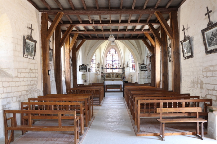 Découvrez un magnifique gisant dans une église romane