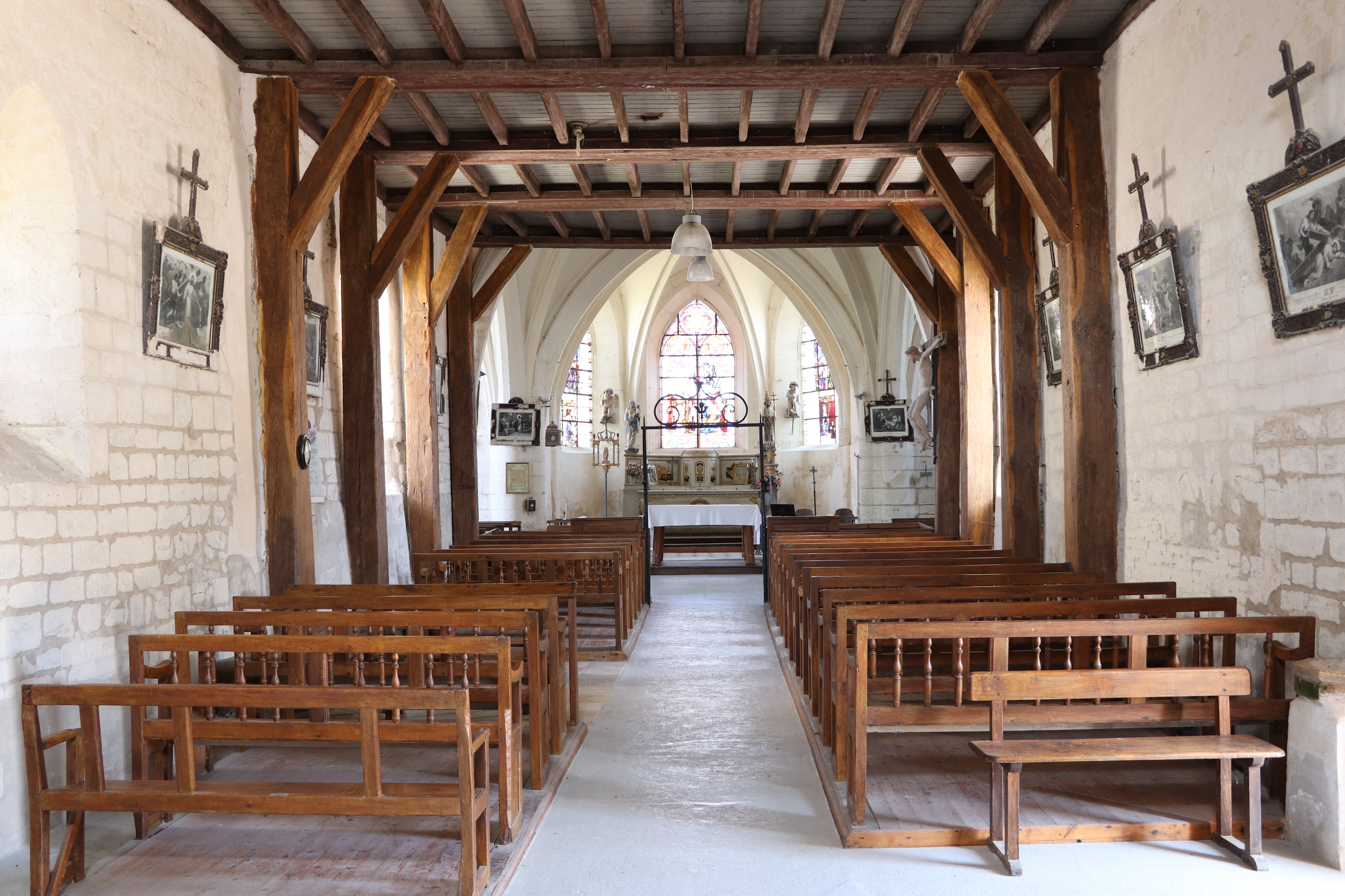 Découvrez un magnifique gisant dans une église romane