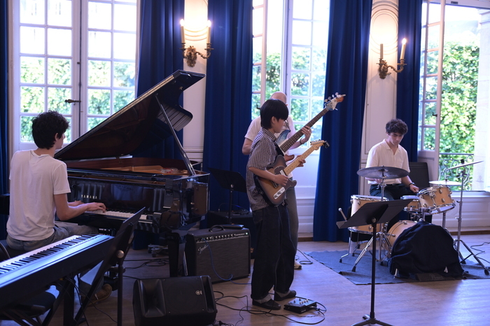 En salle Rameau, les musiciens du département jazz livreront un savant mélange de reprises de standards, d’improvisations et d’arrangements qu'ils joueront pour le plaisir de vos oreilles.