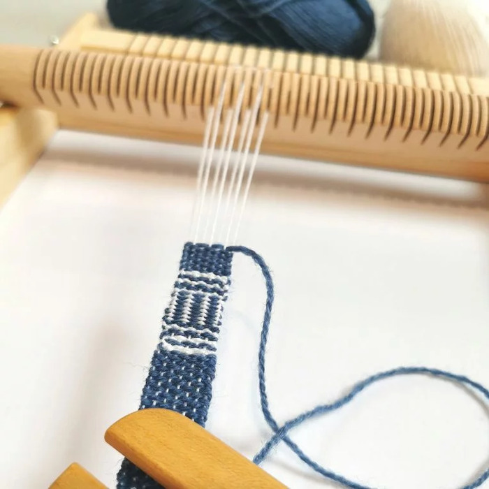 En famille, réalisez vos propres bracelets en passementerie sur des petits métiers à tisser !