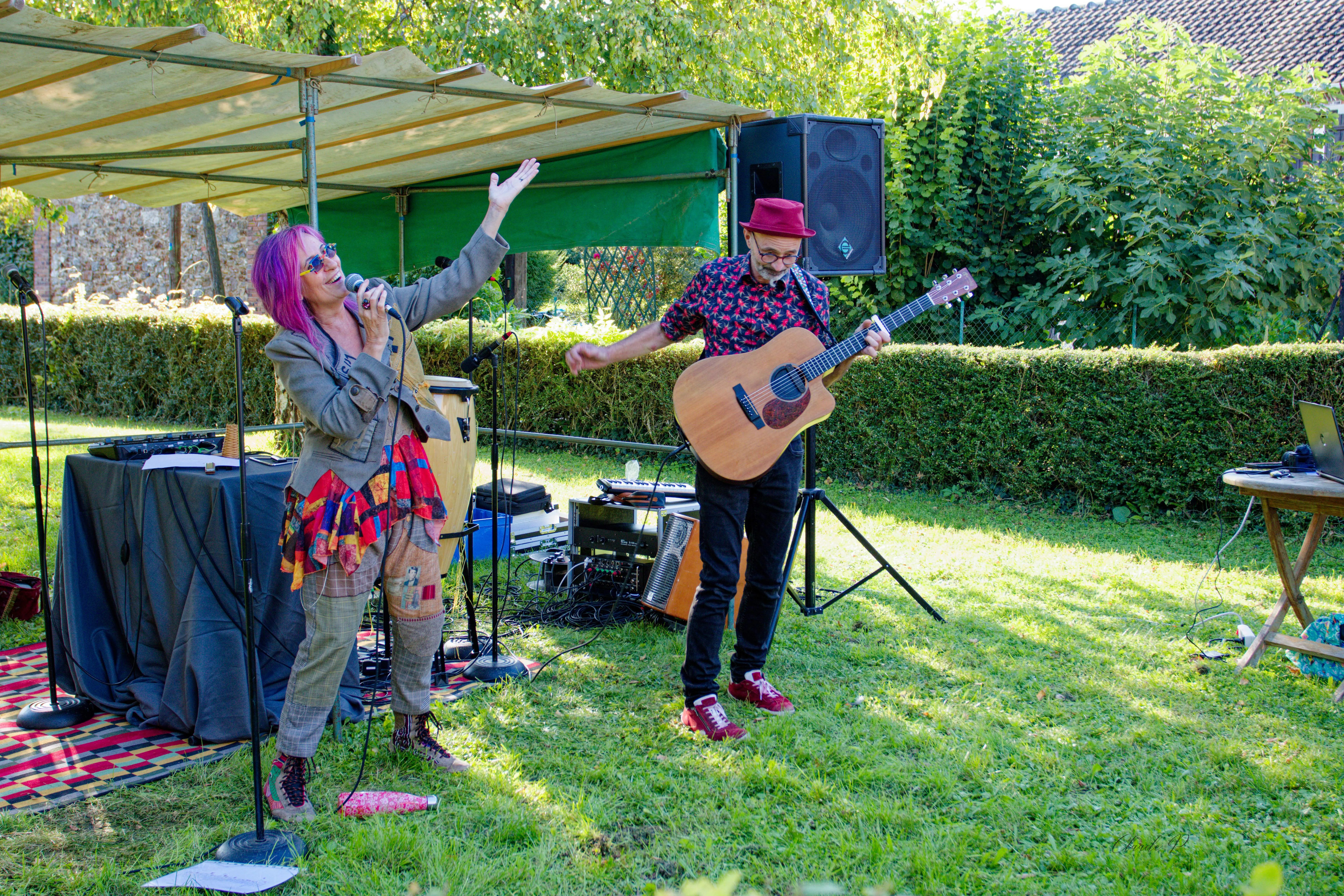 Chanson française avec ZiNEGOLiNE dans un salon à Nangis – 19 sept