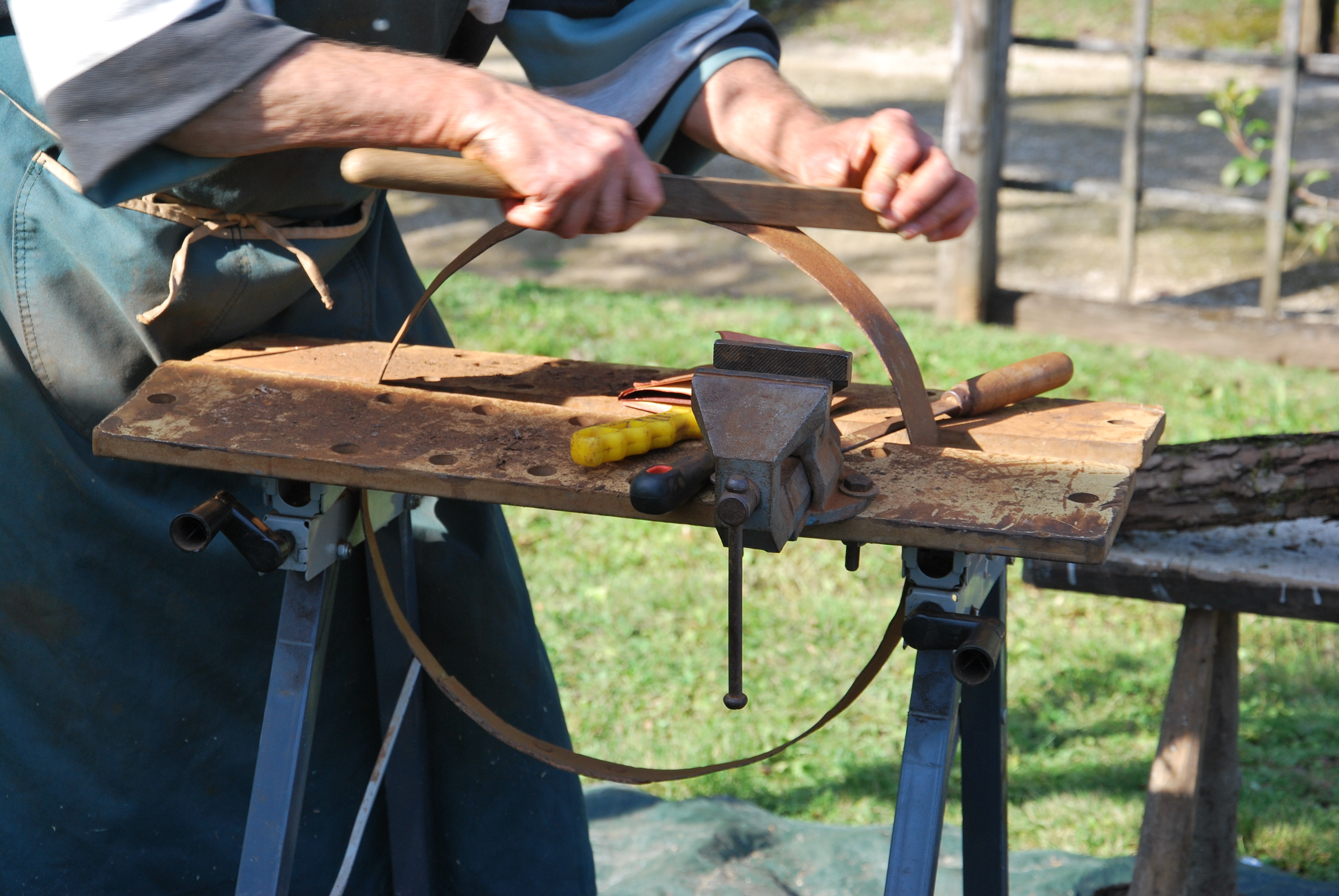 Exposition et démonstration de vieux outils de la viticulture en Haute-Marne