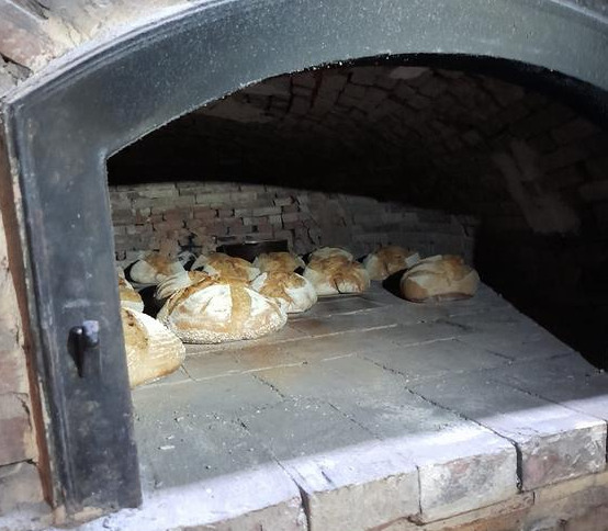 Fabrication et cuisson de pain au levain dans le four à pain