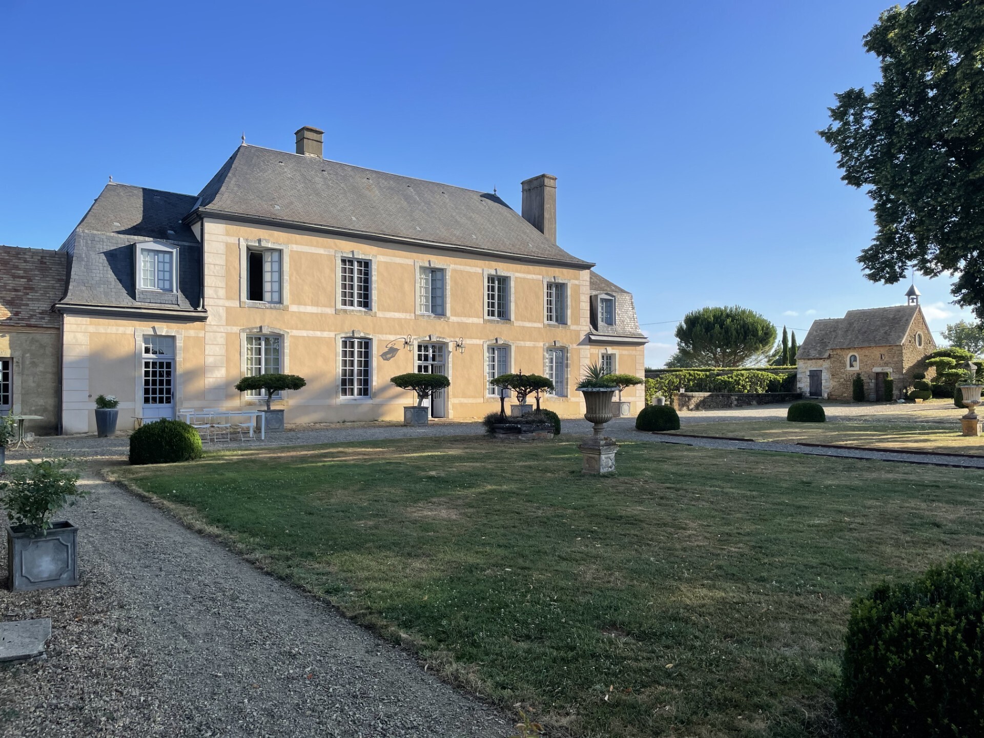 Visite guidée d'un ensemble architectural résidentiel et agricole typique mais rare du XVIIIème siècle dans le Maine.