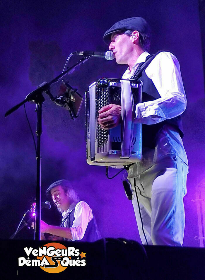 Spécialiste de l'ambiance Guinguette moderne, dansez, chantez, vibrez avec la "guinguette chansons françaises" du duo accordéon/guitare swing des VENGEURS DÉMASQUÉS !