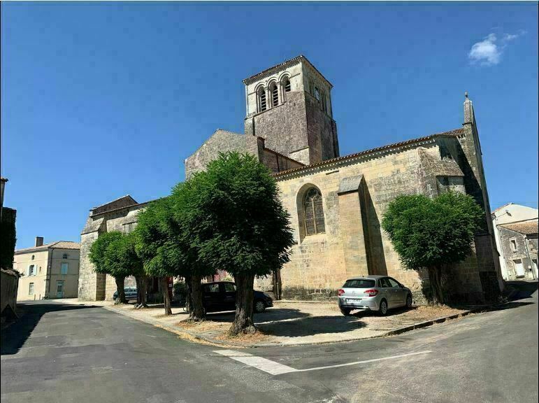 Venez découvrir cette église romane à clocher carré du XIIe siècle