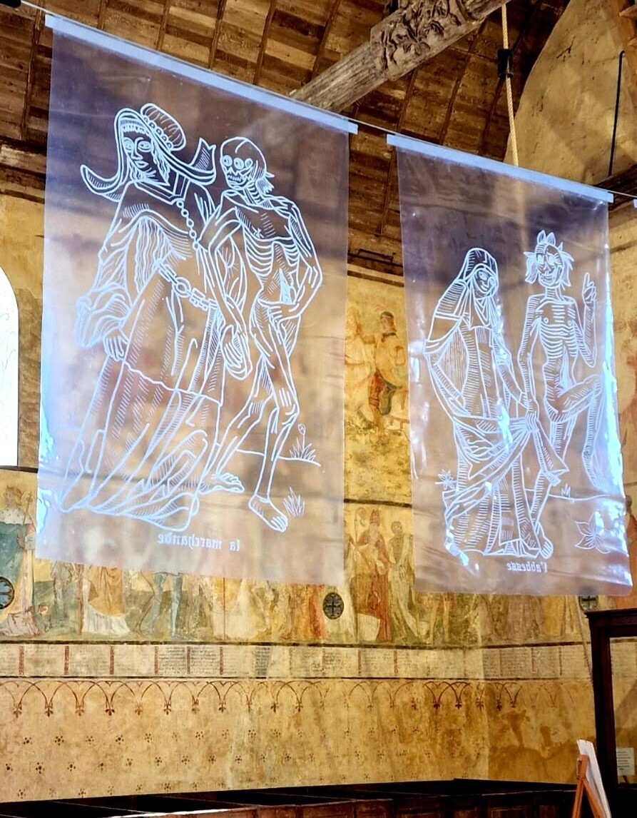 Les peintures murales de l'église du XIIᵉ et XVIᵉ, dont la Danse Macabre