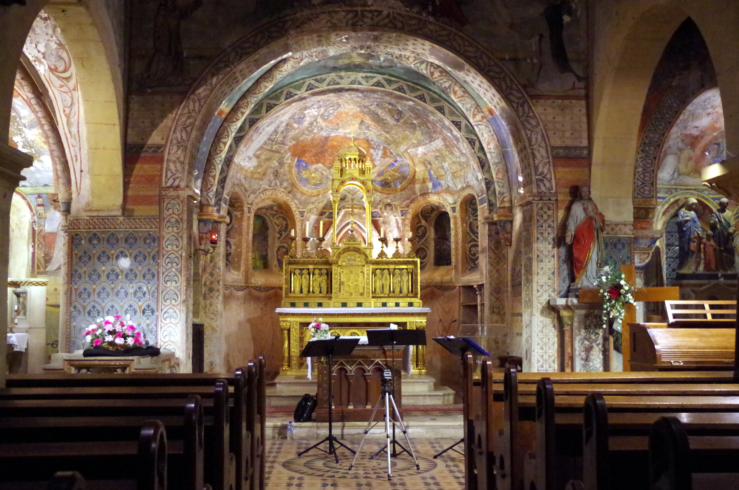 Concert - spectacle dans une église romane fortifiée du XIIe siècle