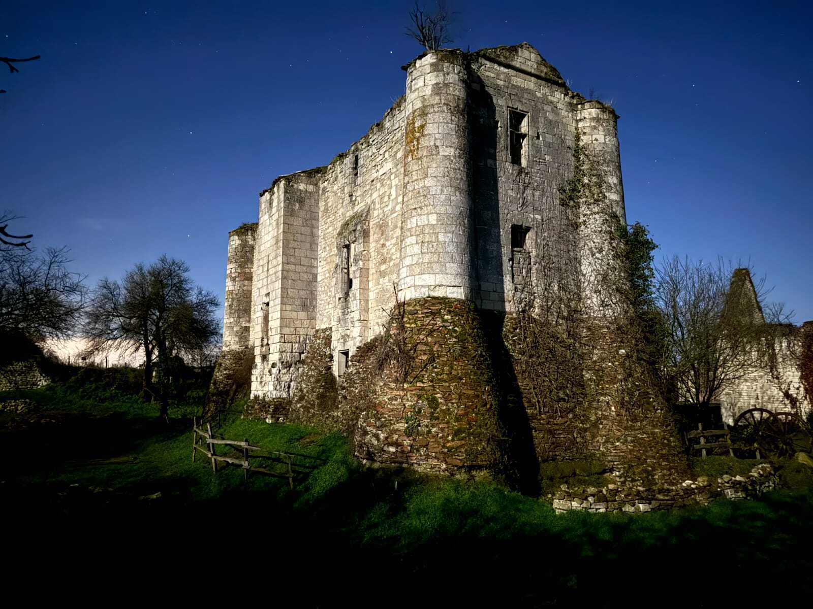 Bienvenue à la maison forte de Montfaucon