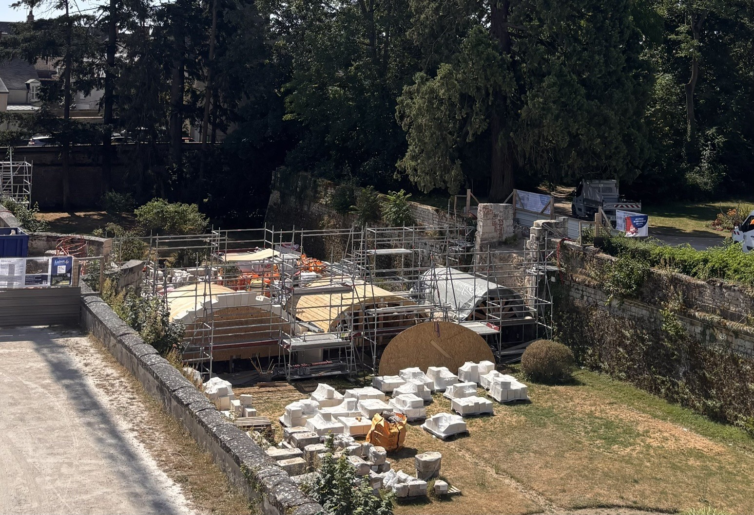 Visite du chantier des douves de Châteauneuf