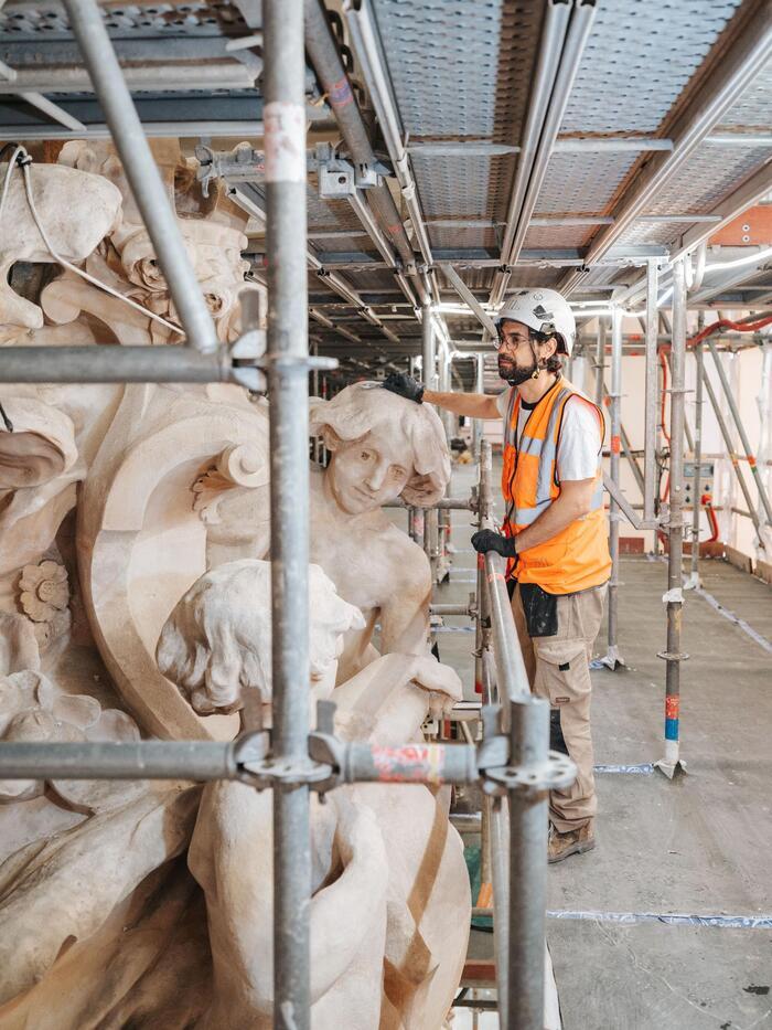 Travaux de restauration à Paris-Gare de Lyon. SNCF Gares & Connexions au chevet de la façade historique qui retrouvera bientôt son visage d'antan