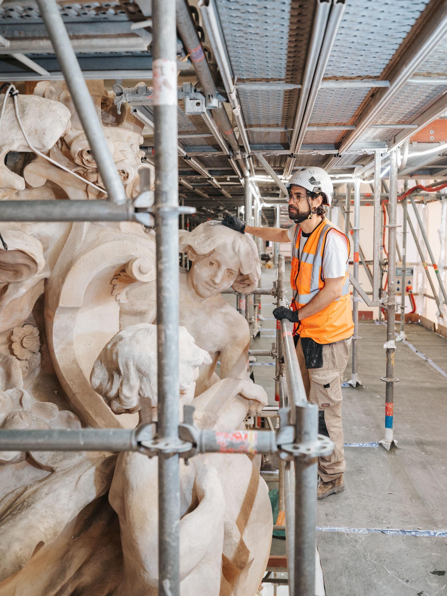 Travaux de restauration à Paris-Gare de Lyon. SNCF Gares & Connexions au chevet de la façade historique qui retrouvera bientôt son visage d'antan