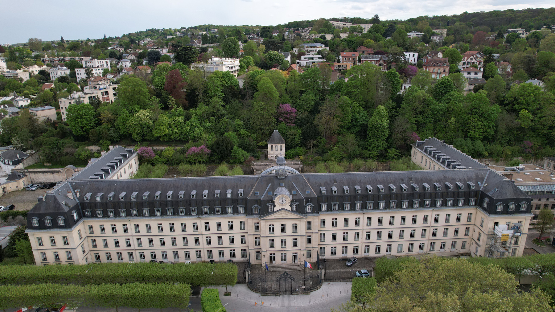 De la Manufacture royale de porcelaine à France Education international en passant par l’École normale supérieure de jeunes filles